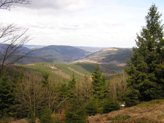 Unweit vom Gipfel des Langenberges bot sich dieser schöne Blick über die sauerländer Bergwelt. Dominiert wird das Bild durch den Olsberg 704 m (links) und den Istenberg mit seinem Gipfel vom Feldstein auf 756 m (rechts), der bei dieser Wanderung auch noch bestiegen wird. Als Ort ist im Tal das Dorf Bruchhausen erkennbar.